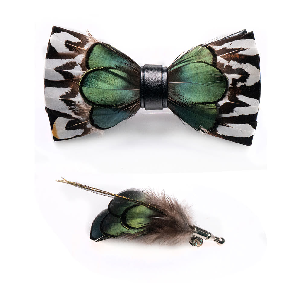 Nœud papillon vert forêt et plumes blanches avec épingle à revers