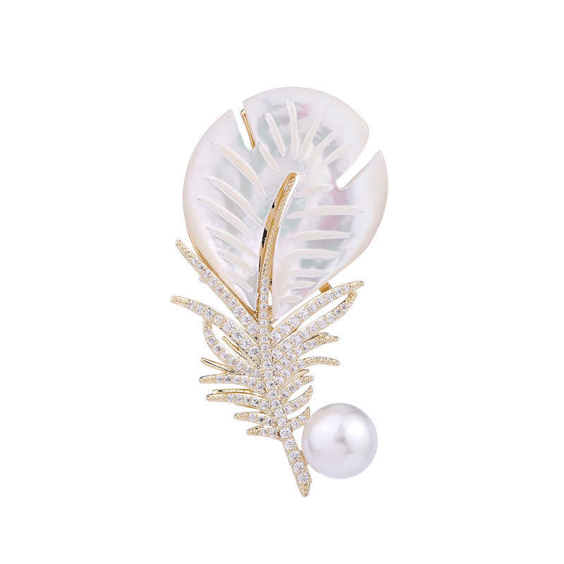 Broche en nacre et plumes pour femme