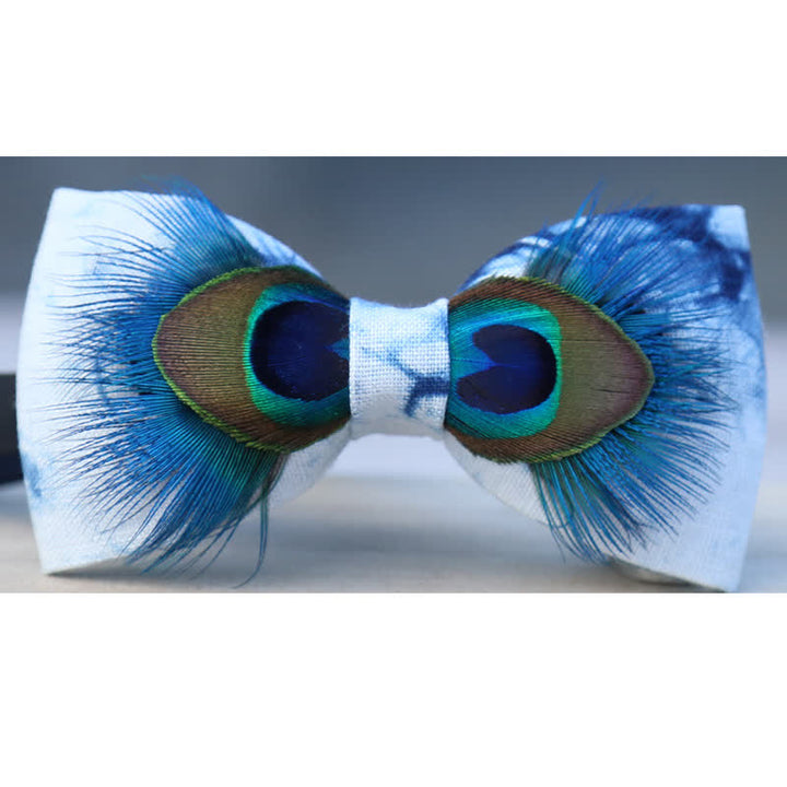 Nœud papillon en plumes de paon teintées bleu et blanc