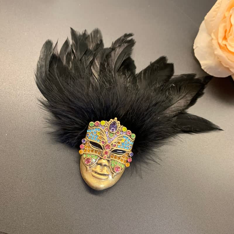 Broche en plumes de masque des tribus primitives