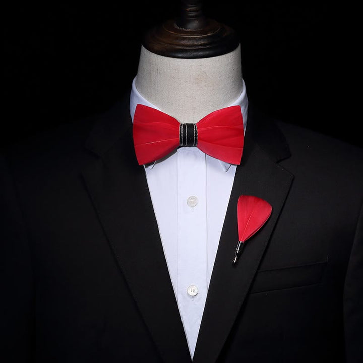 Nœud papillon classique en plumes rouge uni avec épingle à revers