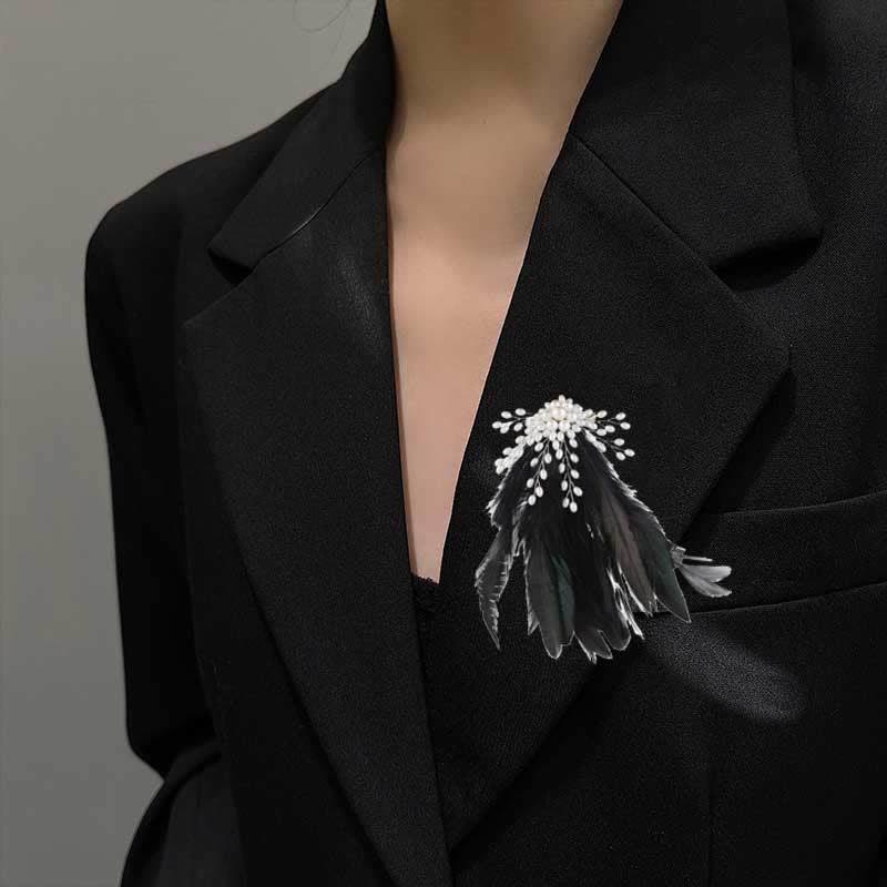 Broche en plumes de perles pour femme