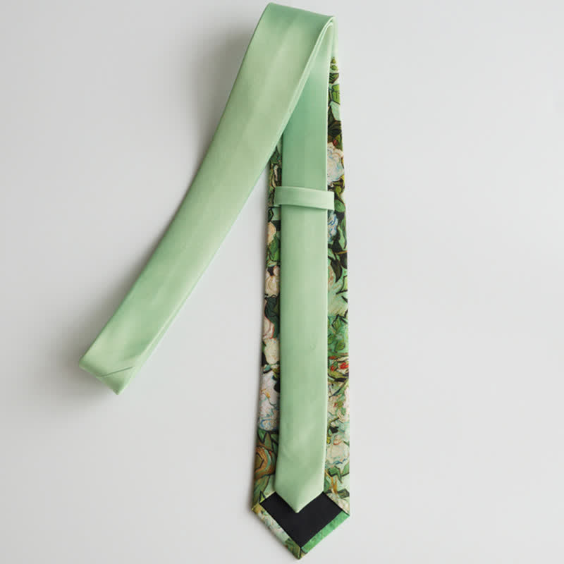 Cravate florale pour homme vert clair à motifs de roses blanches