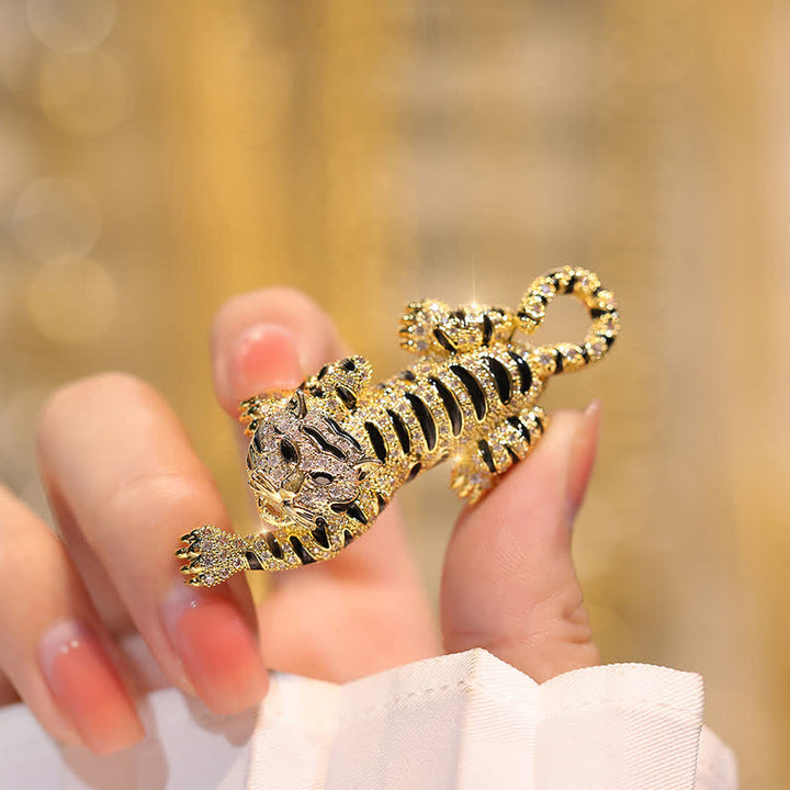 Broche tigre grimpant sensuelle pour homme