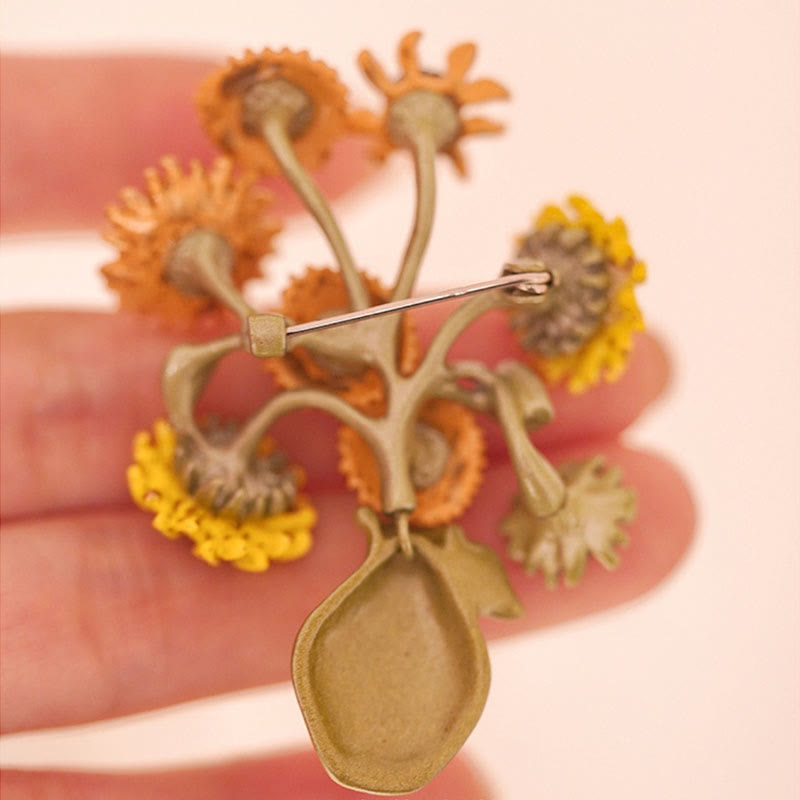 Broche en émail pour femme représentant un vase de tournesol