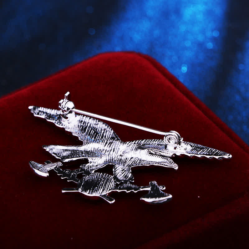 Broche rétro pour homme représentant une hache d'aigle