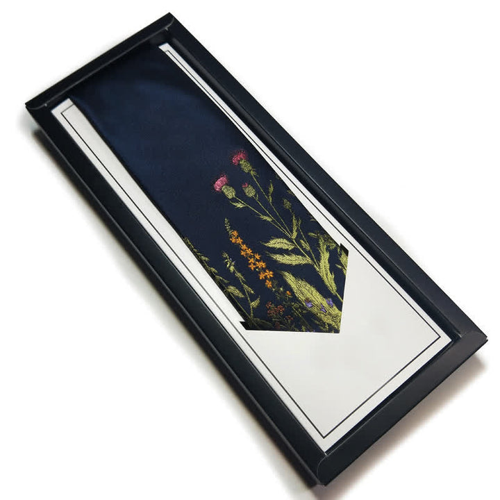 Cravate bleu marine pour homme au milieu de fleurs