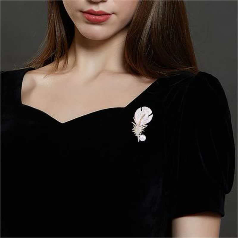 Broche en nacre et plumes pour femme