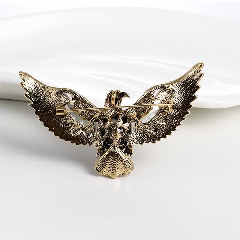 Broche en pierre précieuse pour homme avec faucon volant