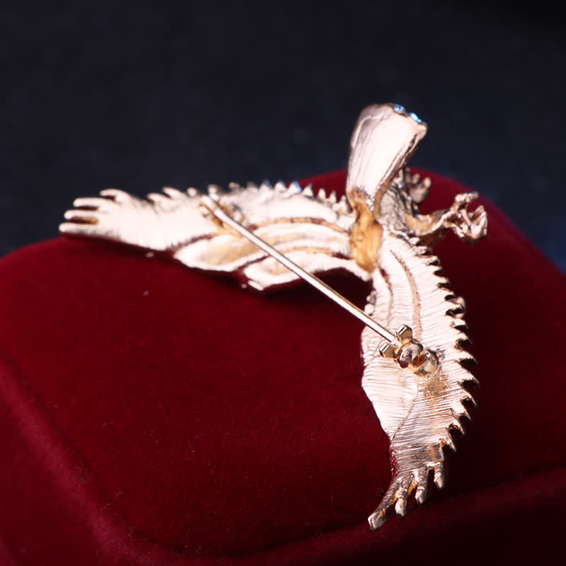 Broche rétro pour homme représentant un faucon à tête blanche