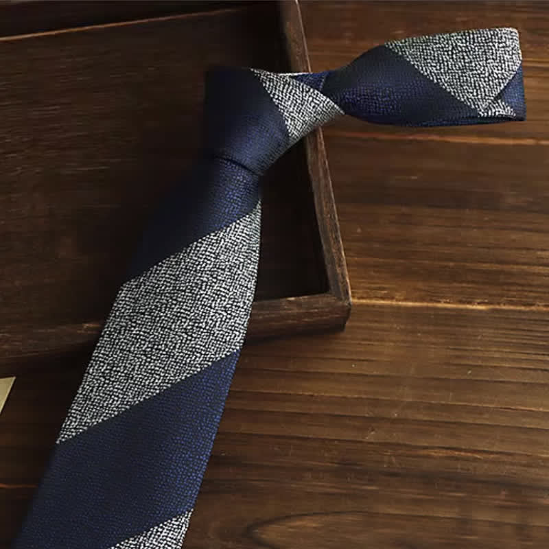 Cravate à rayures bleu marine et grise pour homme - image 1