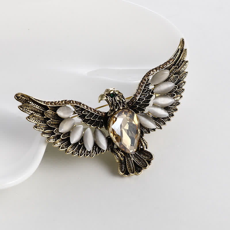 Broche en pierre précieuse pour homme avec faucon volant