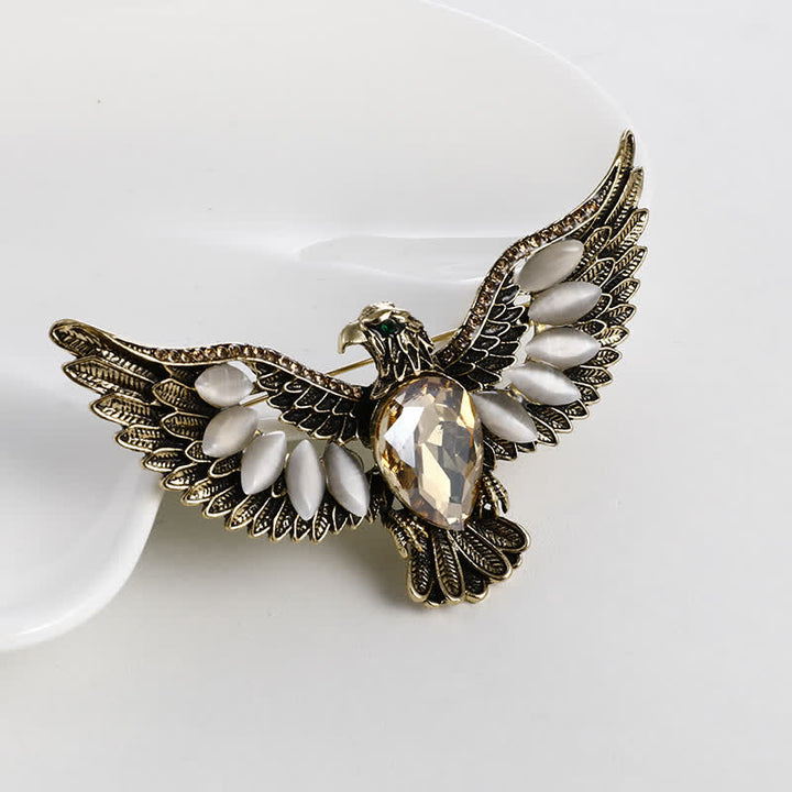 Broche en pierre précieuse pour homme avec faucon volant