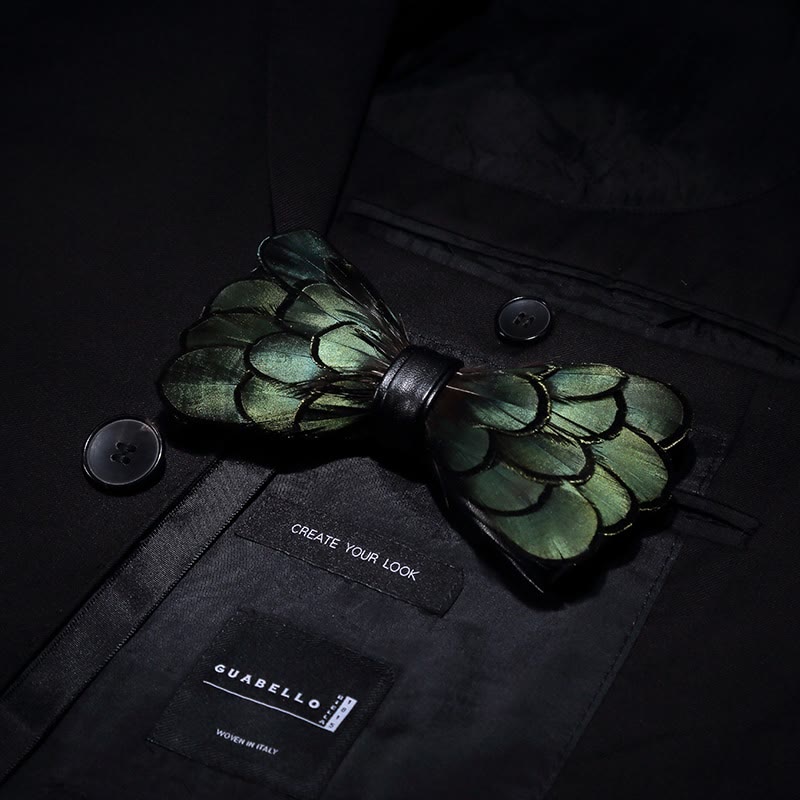 Nœud papillon classique en plumes vert olive foncé pour enfant avec épingle à revers