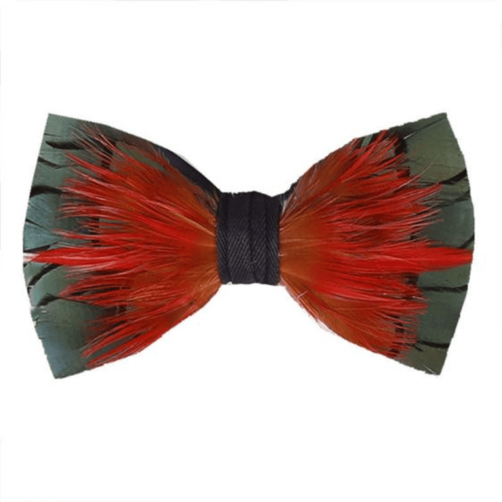 Nœud papillon à plumes rouge vif et vert foncé avec épingle à revers - Rouge et vert foncé - image 0