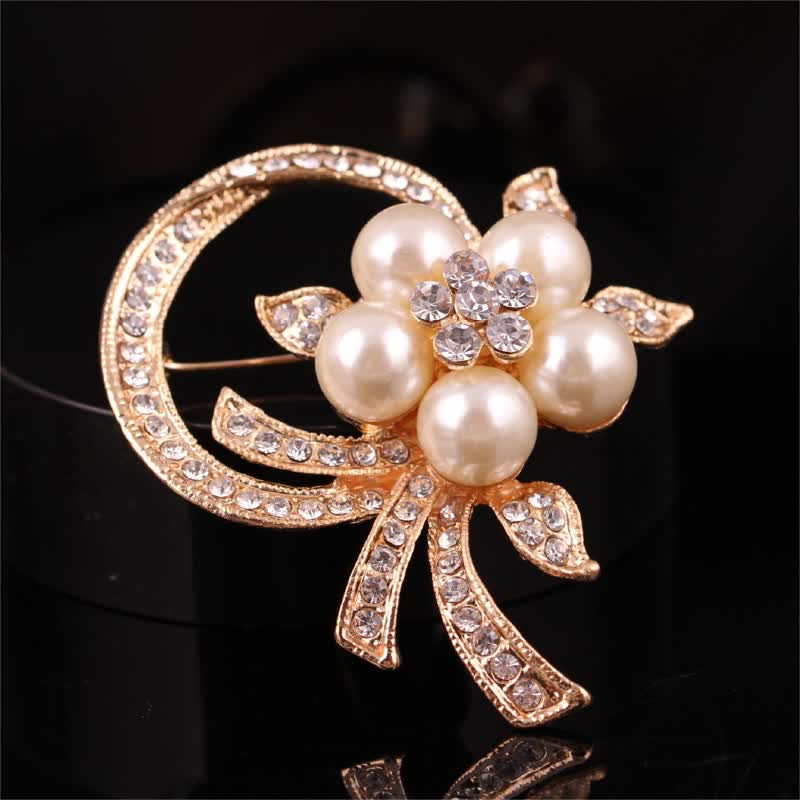 Broche pour femme avec guirlande de perles et strass