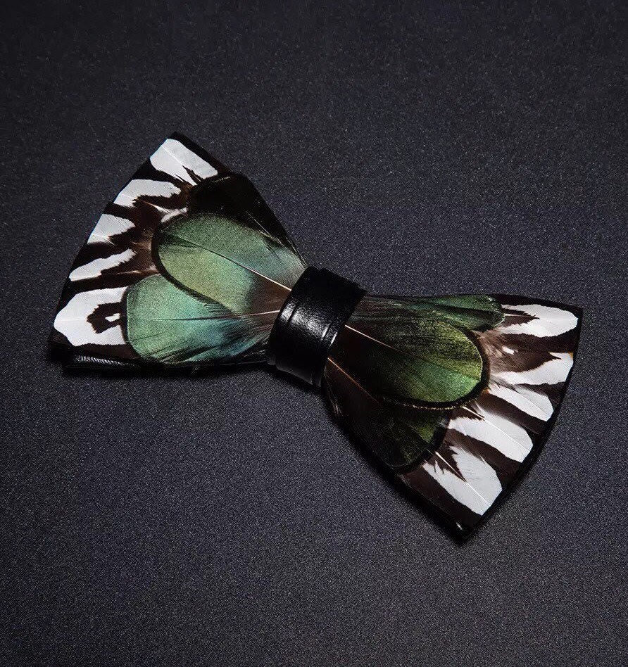 Nœud papillon vert forêt et plumes blanches avec épingle à revers