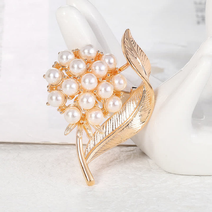 Broche en perles et fleurs fraîches pour femme