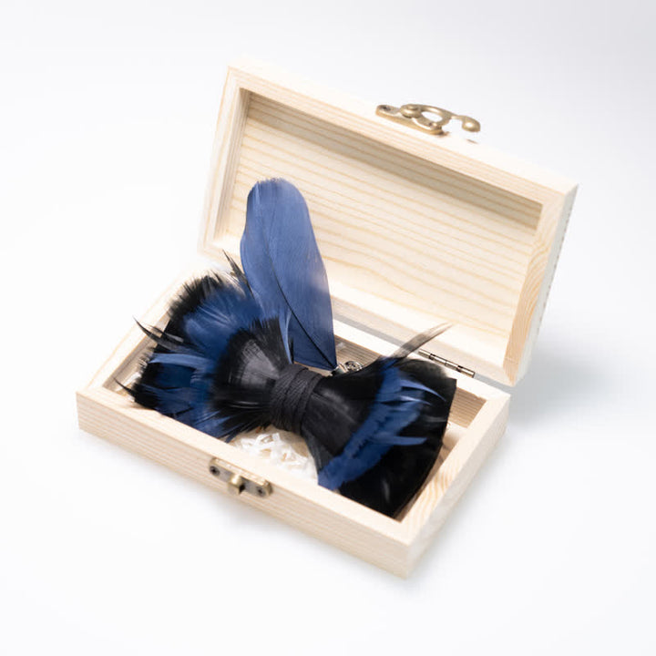 Nœud papillon en plumes bleu nuit et noir avec épingle à revers