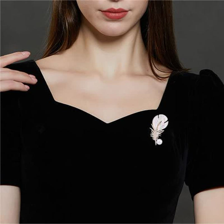 Broche en nacre et plumes pour femme