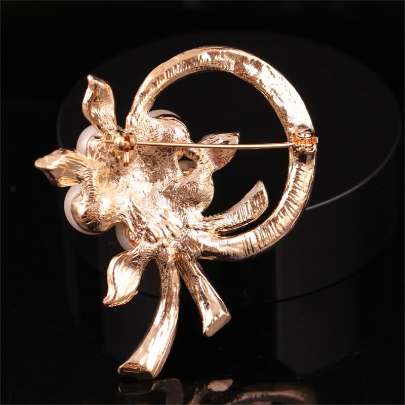 Broche pour femme avec guirlande de perles et strass