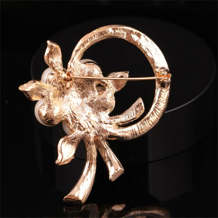 Broche pour femme avec guirlande de perles et strass