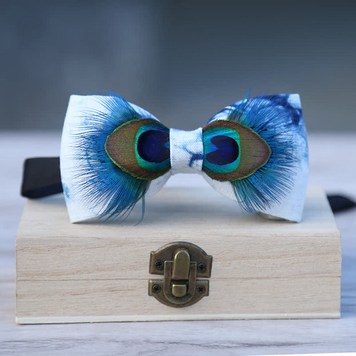 Nœud papillon en plumes de paon teintées bleu et blanc