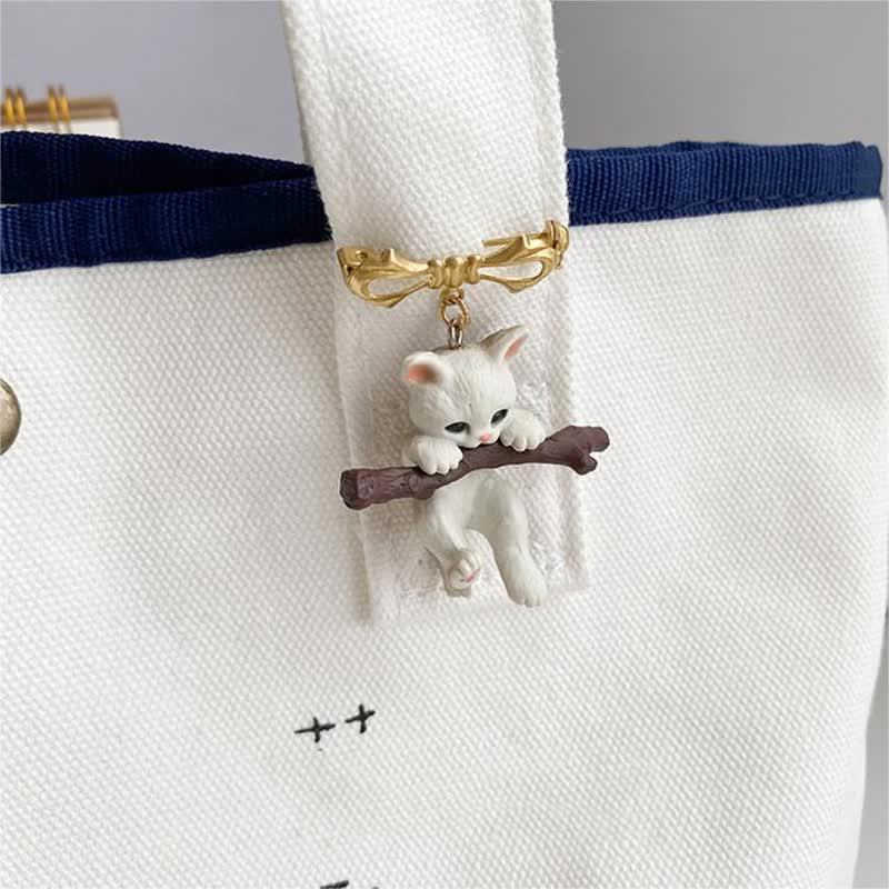Broche ludique pour femme avec chat et dag et branche