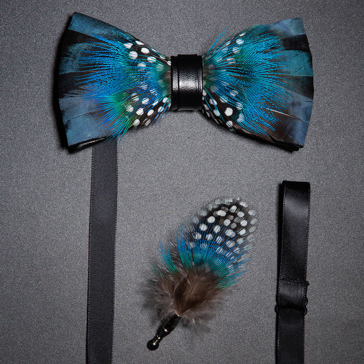 Nœud papillon en plumes de paon bleu et noir avec épingle à revers