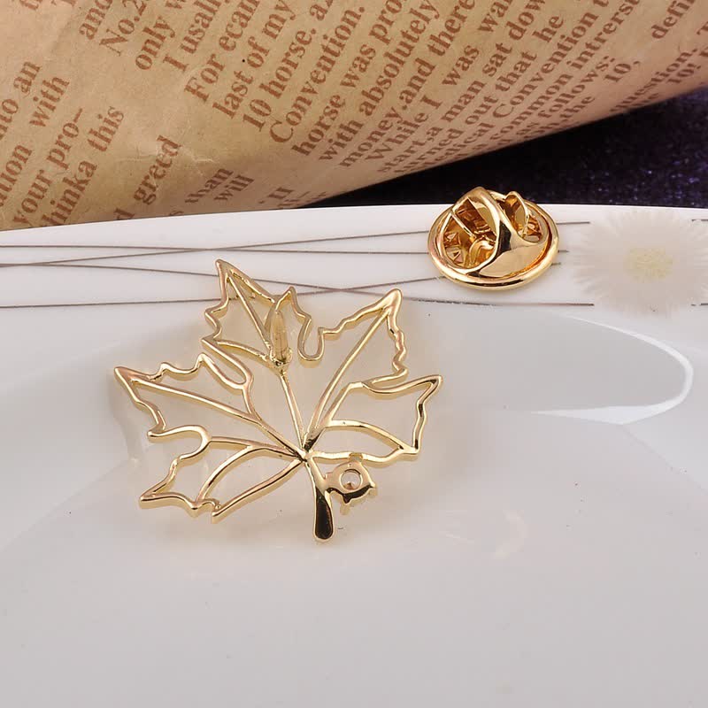 Broche feuille d'érable dorée d'automne pour femme