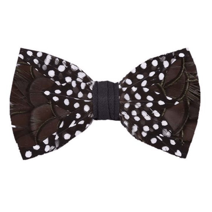 Nœud papillon en plumes de Guinée marron et blanc avec épingle à revers
