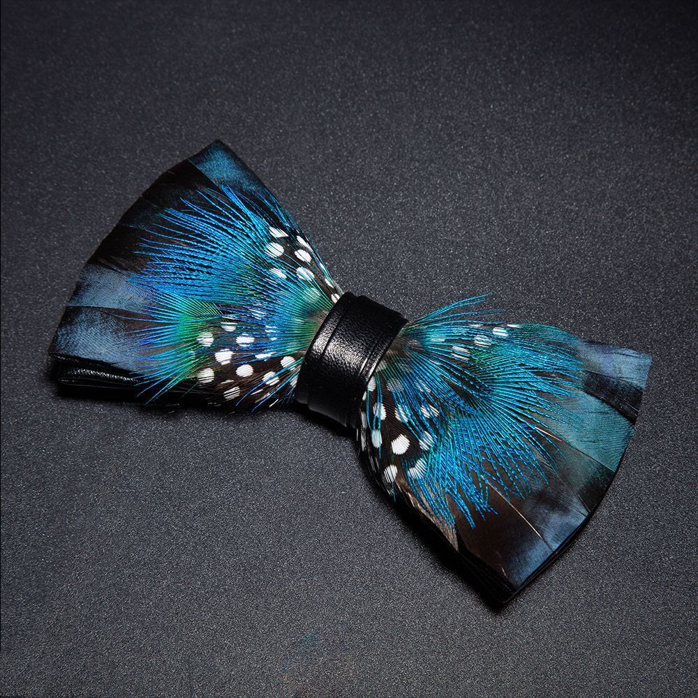 Nœud papillon en plumes de paon bleu et noir avec épingle à revers
