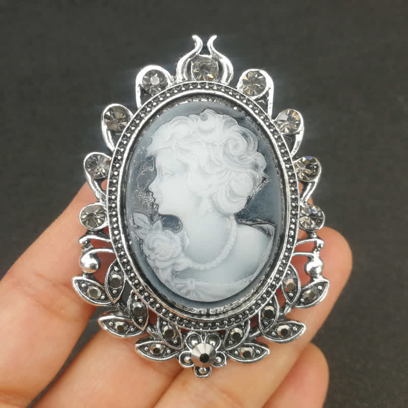 Broche camée victorienne pour femme avec silhouette de feuille