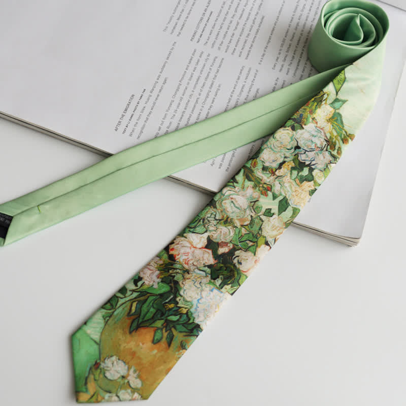 Cravate florale pour homme vert clair à motifs de roses blanches