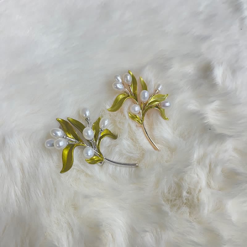 Broche pour femme en perles naturelles et rameau d'olivier