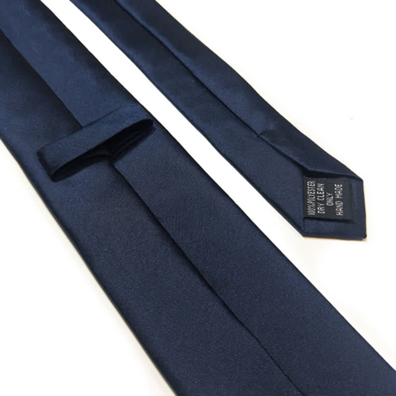 Cravate bleu marine pour homme au milieu de fleurs