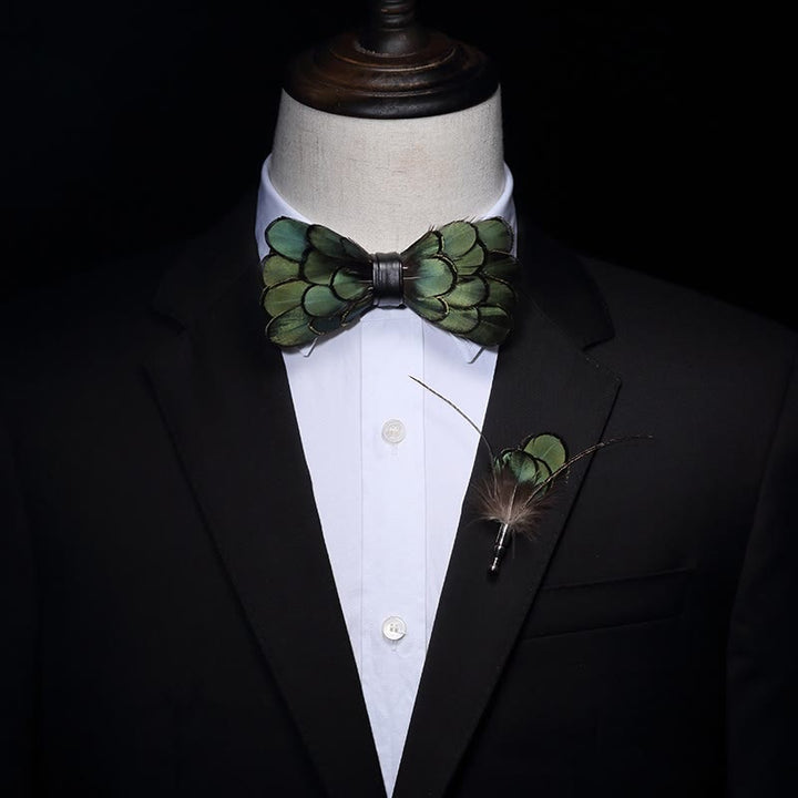 Nœud papillon classique en plumes vert olive foncé pour enfant avec épingle à revers