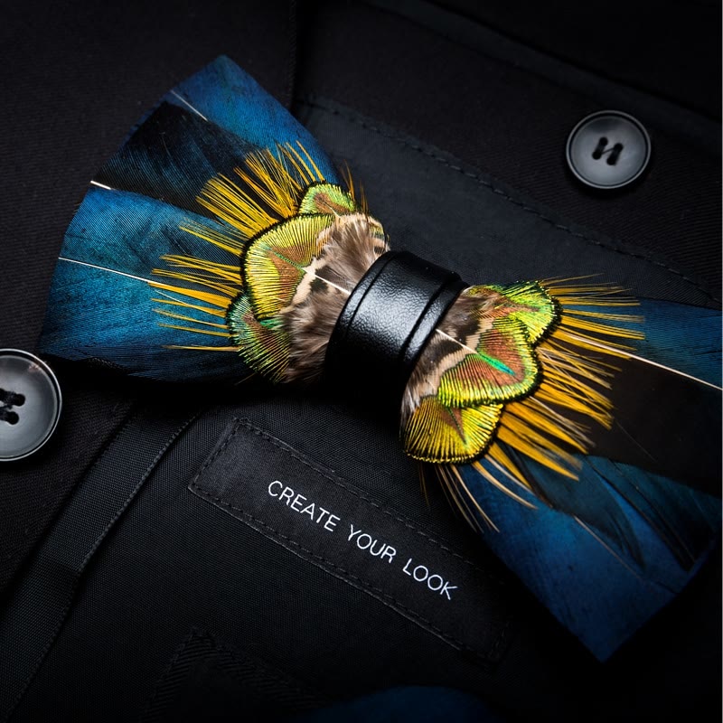 Nœud papillon en plumes de paon bleu et jaune avec épingle à revers