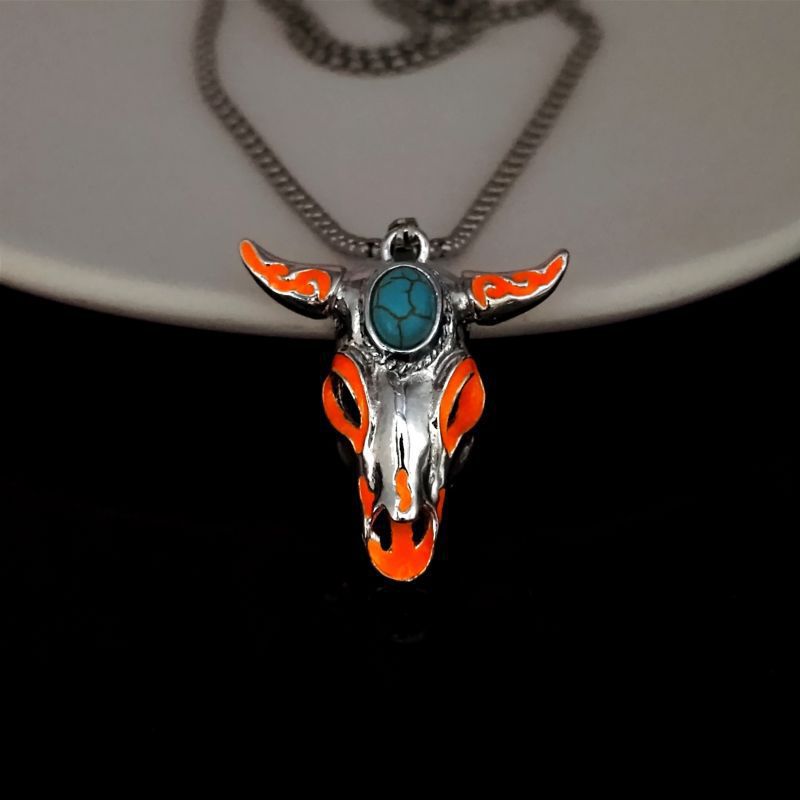 Collier vintage western pour homme avec tête de taureau phosphorescente - Orange - image 6
