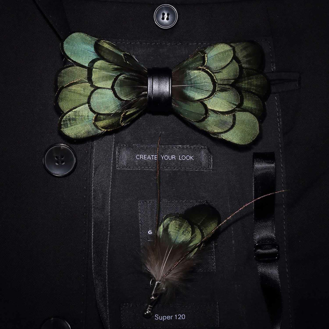 Nœud papillon classique en plumes vert olive foncé pour enfant avec épingle à revers