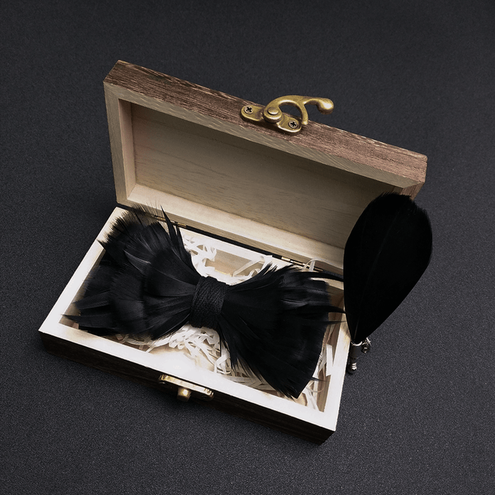 Nœud papillon en plumes noires solides avec épingle à revers - image 1