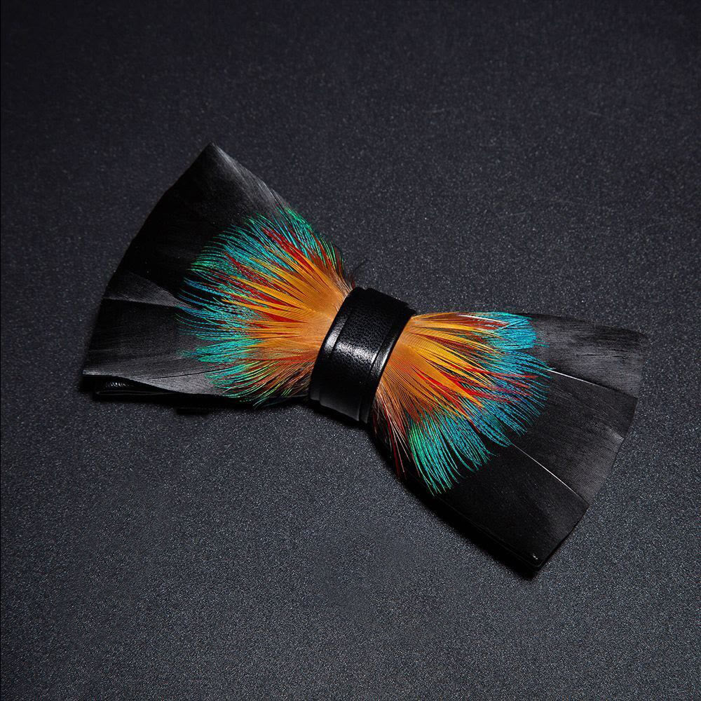 Nœud papillon en plumes nobles noir et orange avec épingle à revers