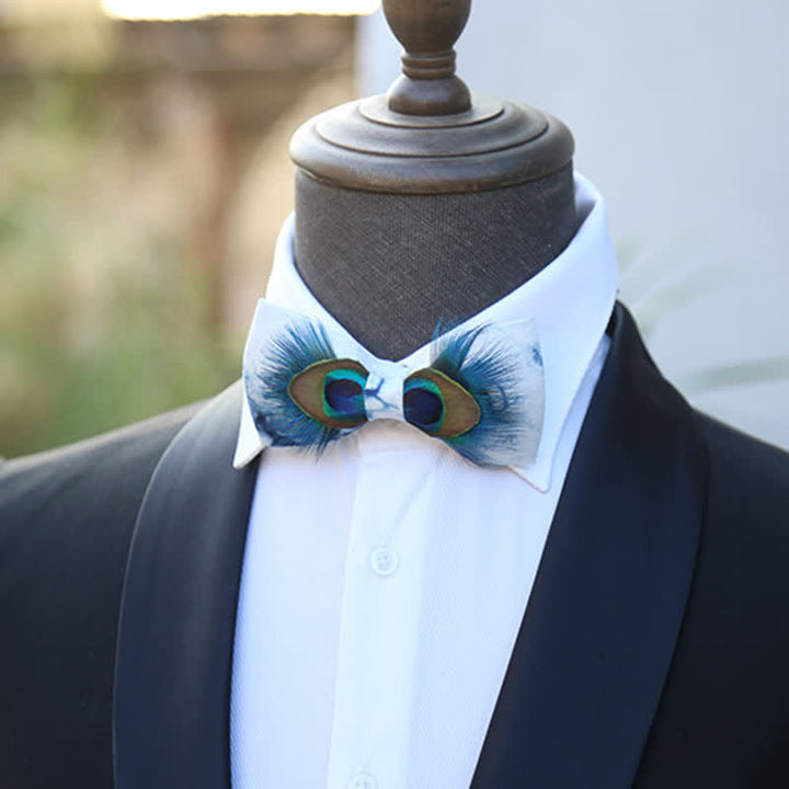 Nœud papillon en plumes de paon teintées bleu et blanc