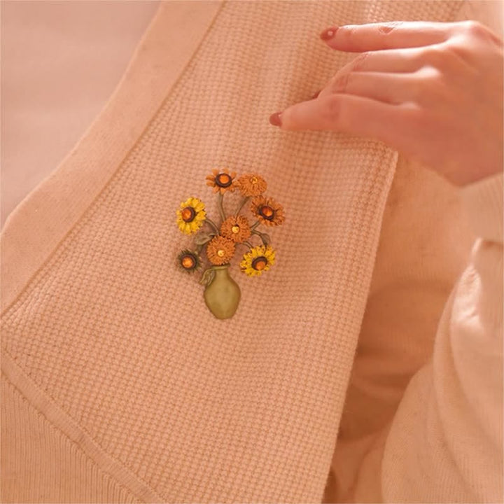 Broche en émail pour femme représentant un vase de tournesol