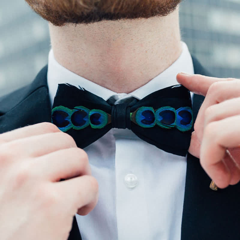 Nœud papillon en plumes de paon teintées bleu et blanc