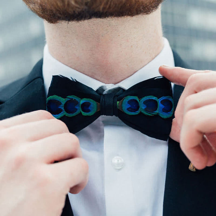 Nœud papillon en plumes de paon teintées bleu et blanc